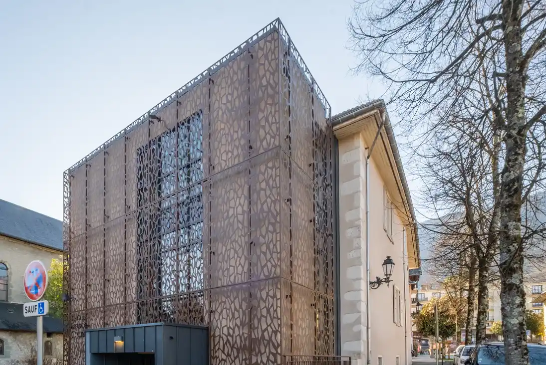 Design d’espace contemporain par Studio Arch à Challes-les-Eaux