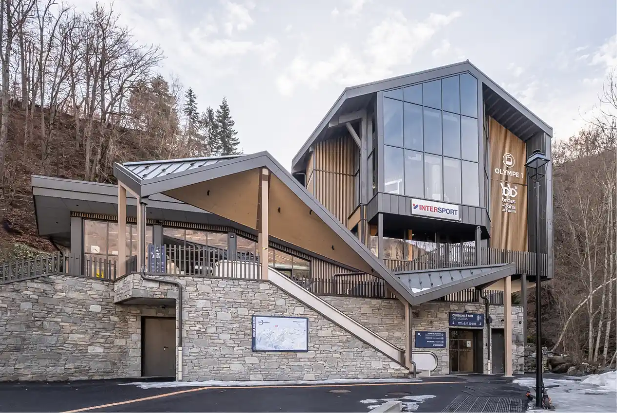 Aménagement d’intérieur moderne par Studio Arch à Challes-les-Eaux