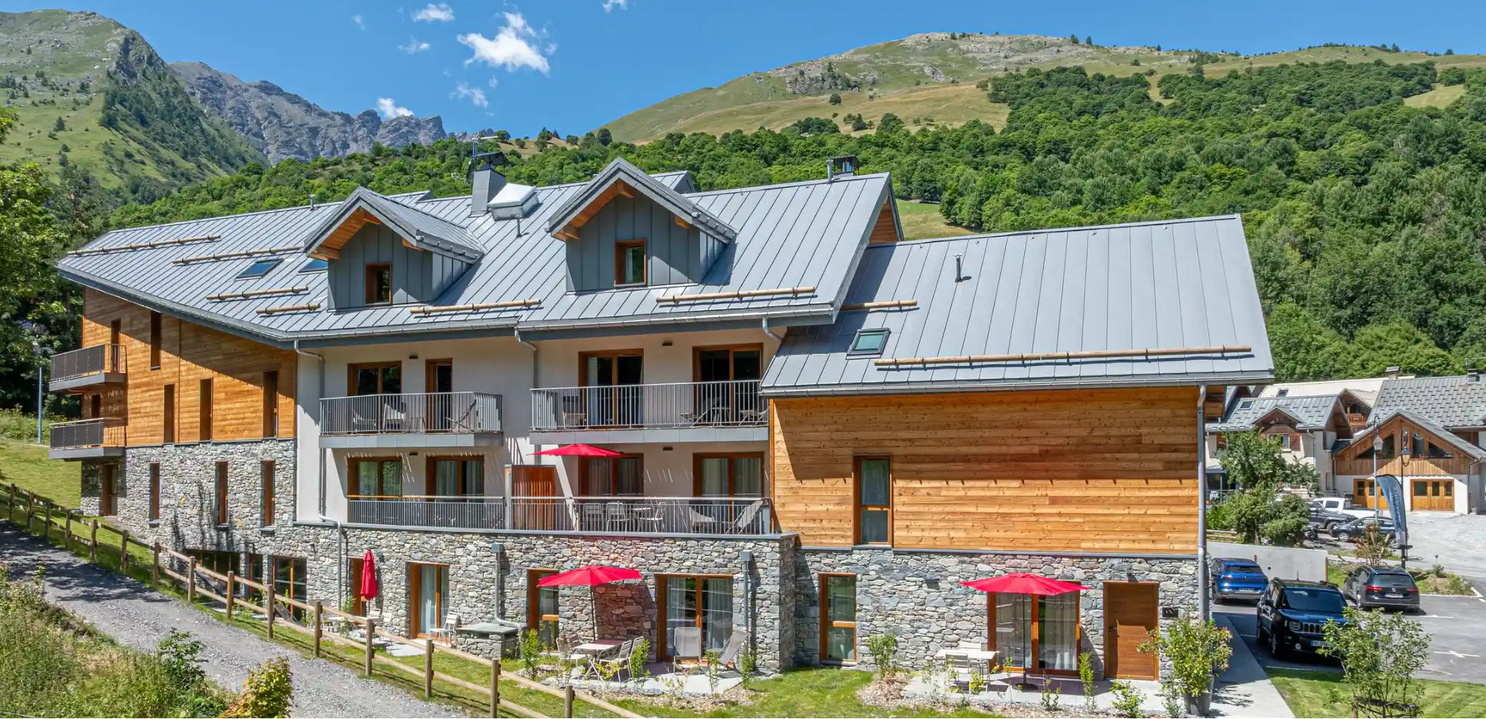 Design intérieur contemporain par Studio Arch à Challes-les-Eaux