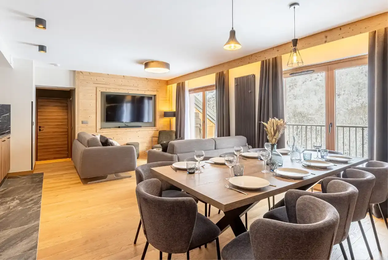 Design d’espace contemporain par Studio Arch à Challes-les-Eaux