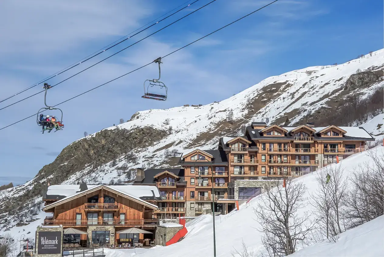 Design intérieur contemporain par Studio Arch à Challes-les-Eaux