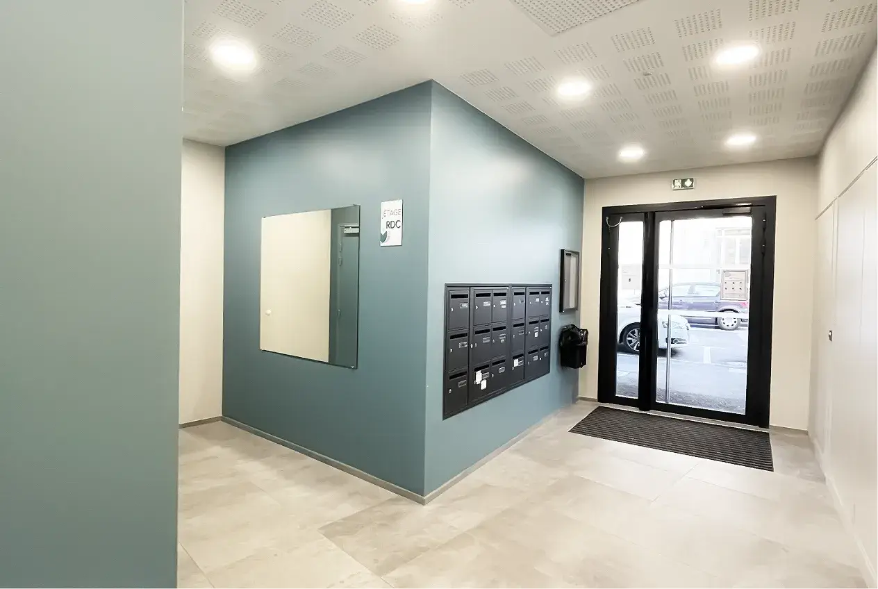 Design d’espace contemporain par Studio Arch à Challes-les-Eaux