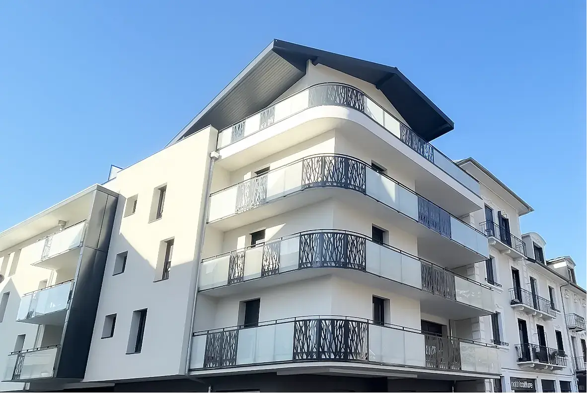 Aménagement intérieur élégant par Studio Arch à Grenoble