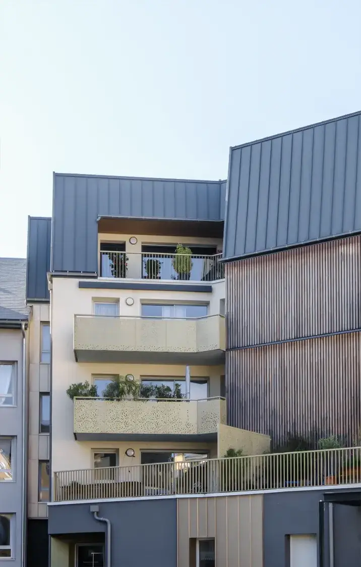 Design intérieur contemporain par Studio Arch à Challes-les-Eaux