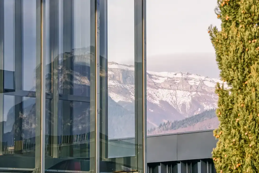 Design d’espace contemporain par Studio Arch à Challes-les-Eaux